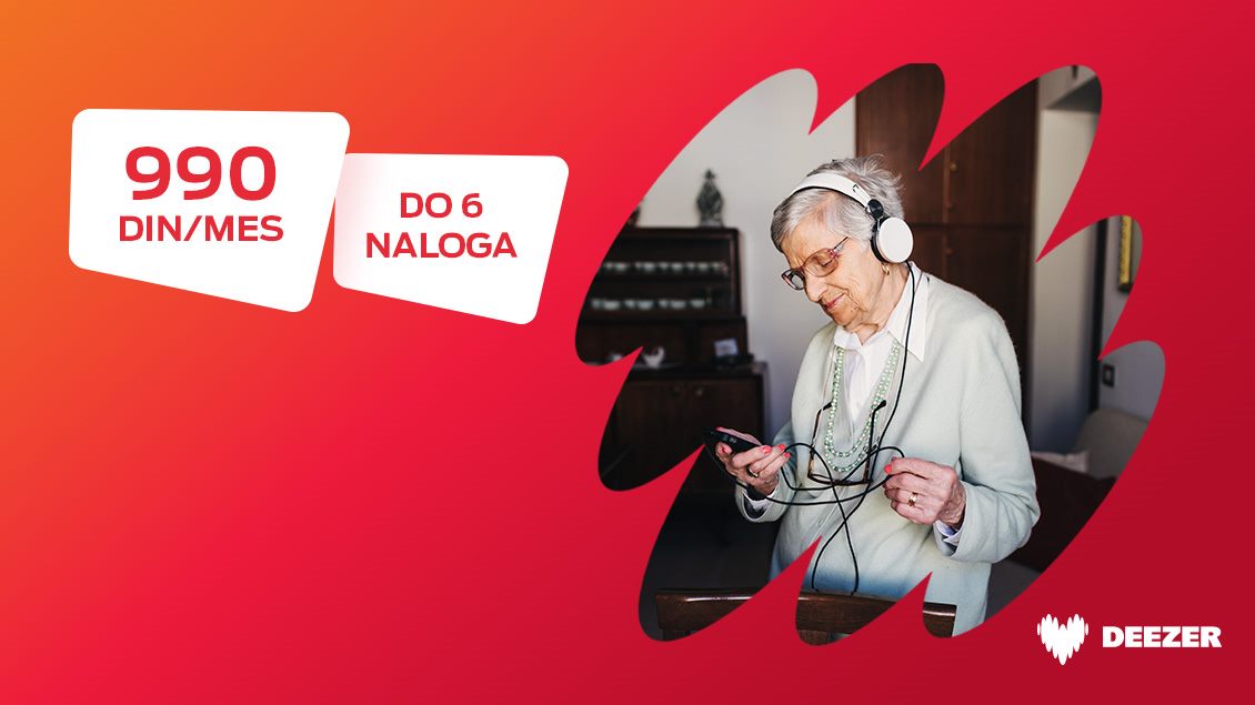 Baka sluša muziku preko slušalica