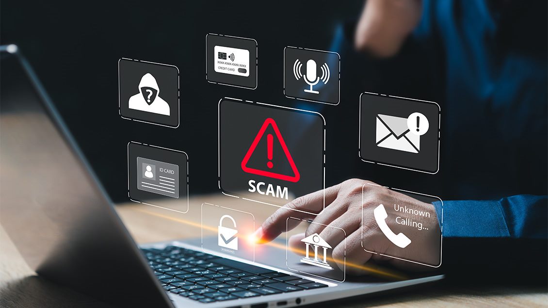 Upozorenje na internet prevaru na laptop ekranu sa simbolima digitalnih pretnji.