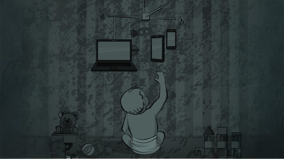 Beba sedi na podu i pruža ruku ka visećim uređajima iznad sebe: laptopu, mobilnim telefonima i dronu.