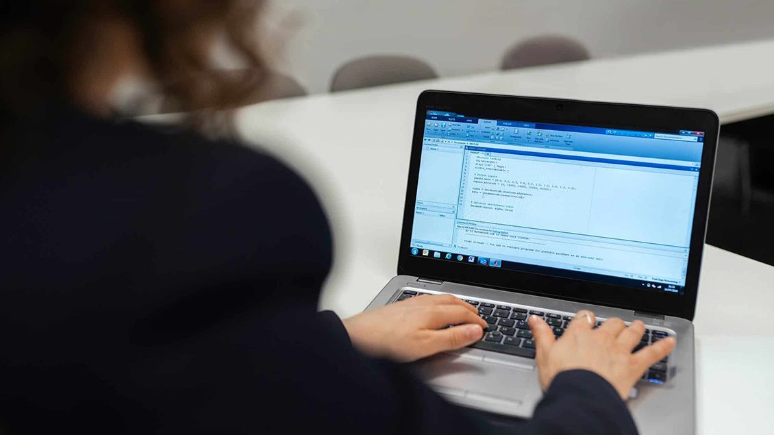 Žena koristi laptop na kojem je otvoren softver.