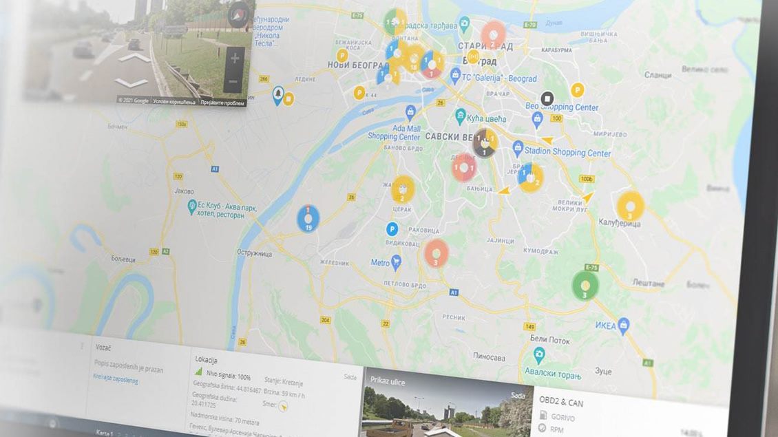 Prikaz mape grada na ekranu sa označenim tačkama za lokaciju/statuse vozila. U uglovima se nalaze prozori sa pregledom ulice kojom se vozilo kreće.