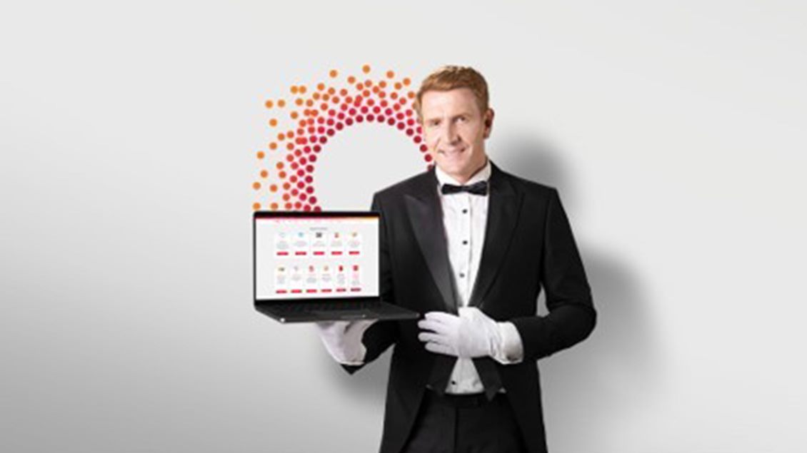 Muškarac u crnom smokingu sa belim rukavicama na beloj pozadini sa mts logom, drži otvoreni laptop sa prikazanim mts digitalnim servisima.