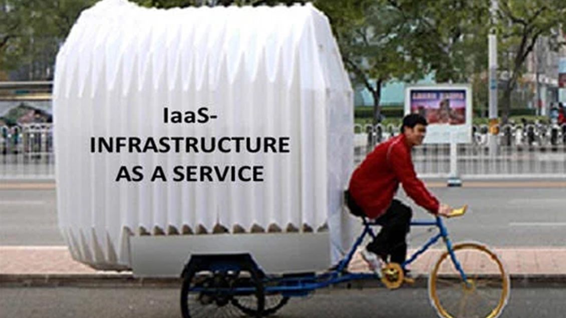 Slika na kojoj biciklista vozi prikolicu sa ispisom: IaaS – INFRASTRUCTURE AS A SERVICE.