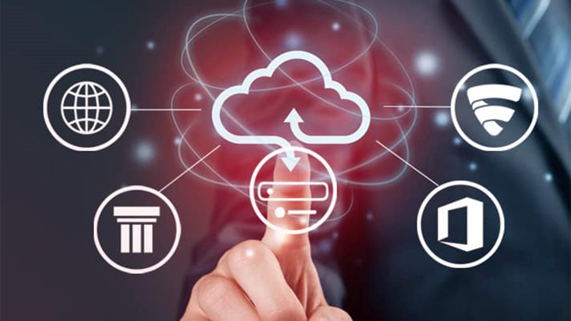 Prikaz ruke koja pokazuje na ikonu oblaka povezanu sa simbolima za internet, sigurnost i Microsoft Office.