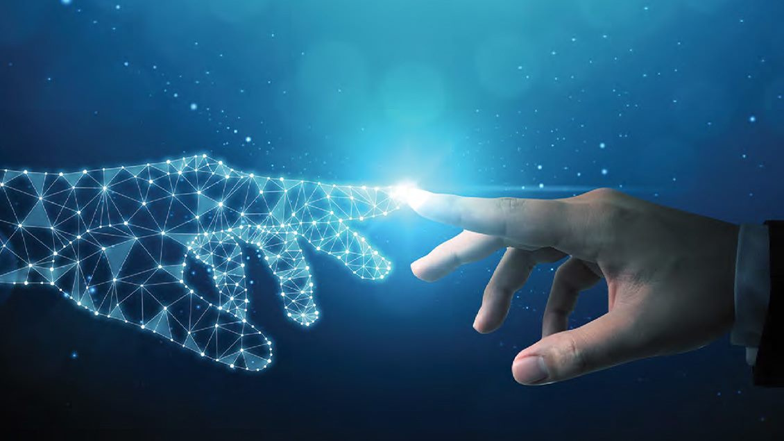 : Ruka koja prstom dodiruje prst digitalne ruke sastavljene od svetlećih tačaka i linija.
