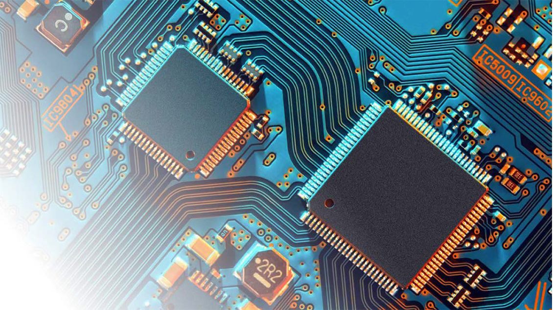 Deo računarske ploče sa čipovima i elektronskim komponentama na plavoj pozadini.