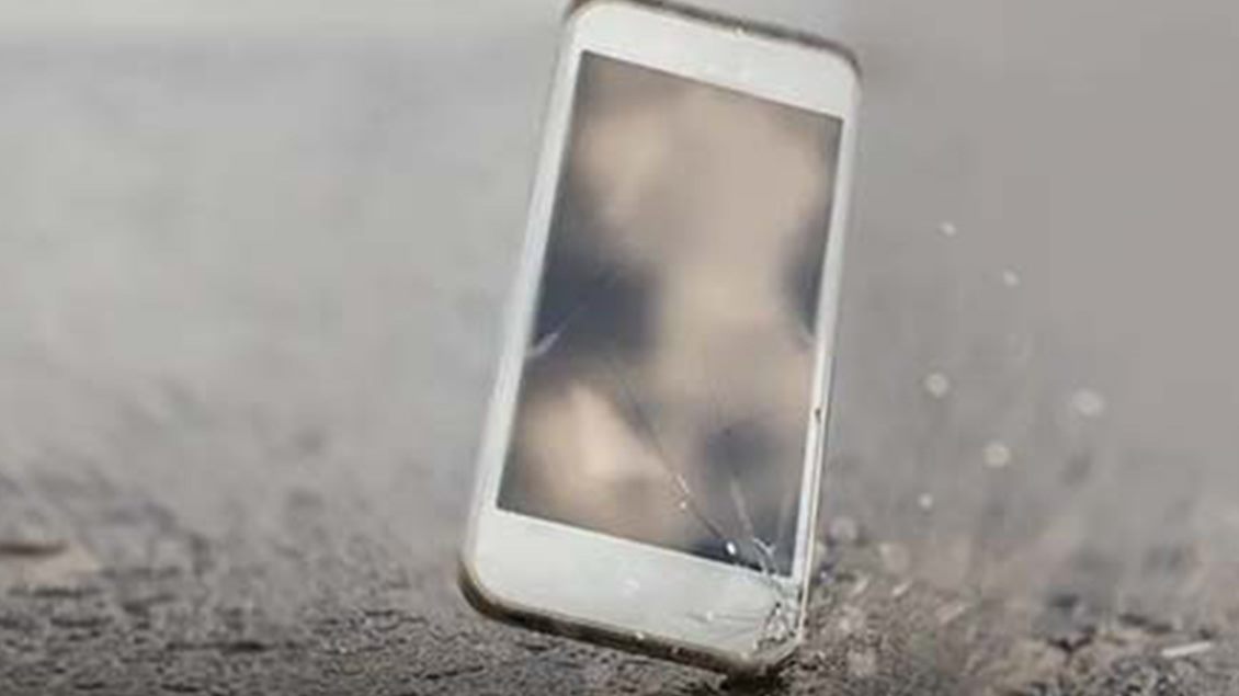 Slika mobilnog telefona sa slomljenim ekranom.