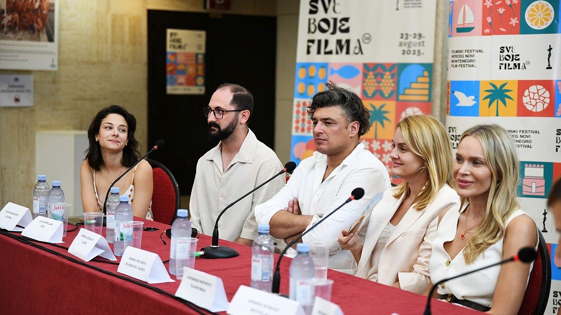 Predstavljanje serije Ljuljaj me nežno. Ekipa serije sedi za stolom sa crvenim stoljnjakom.