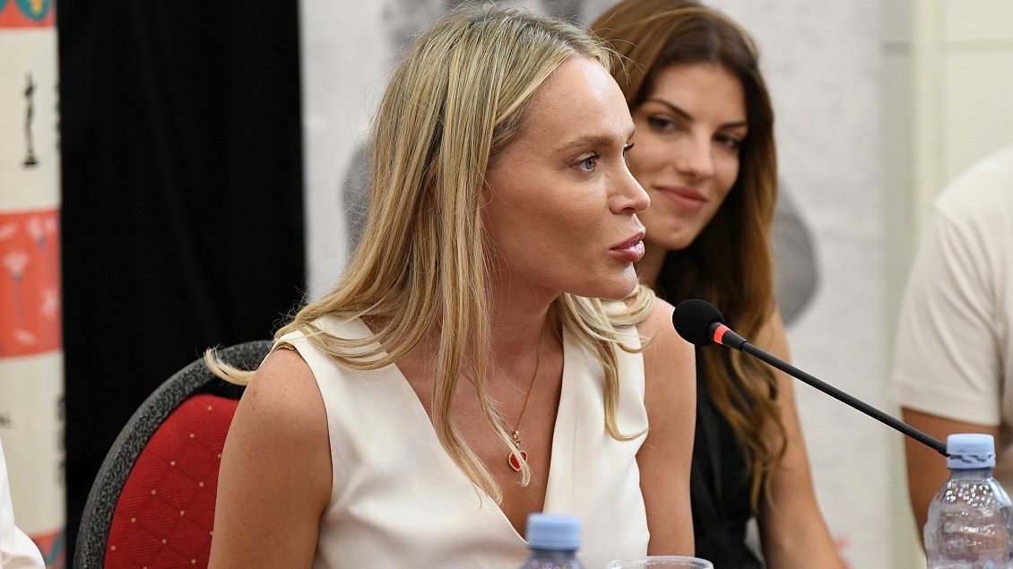 Aleksandra Martinović, Telekom Srbija, lepa devojka govori, a ispred nje je mikrofon.