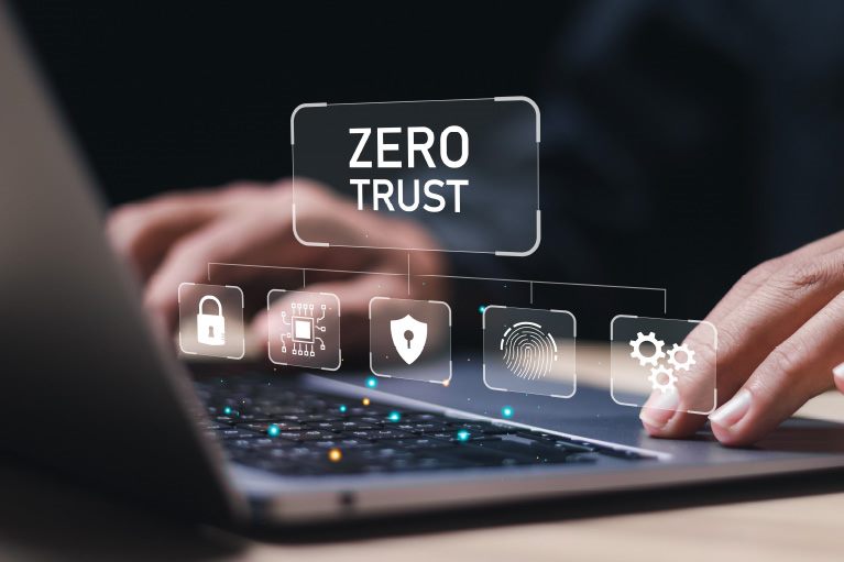 Zero Trust koncept sajber bezbednosti – laptop, digitalne ikone zaštite, otiska prsta i enkripcije.