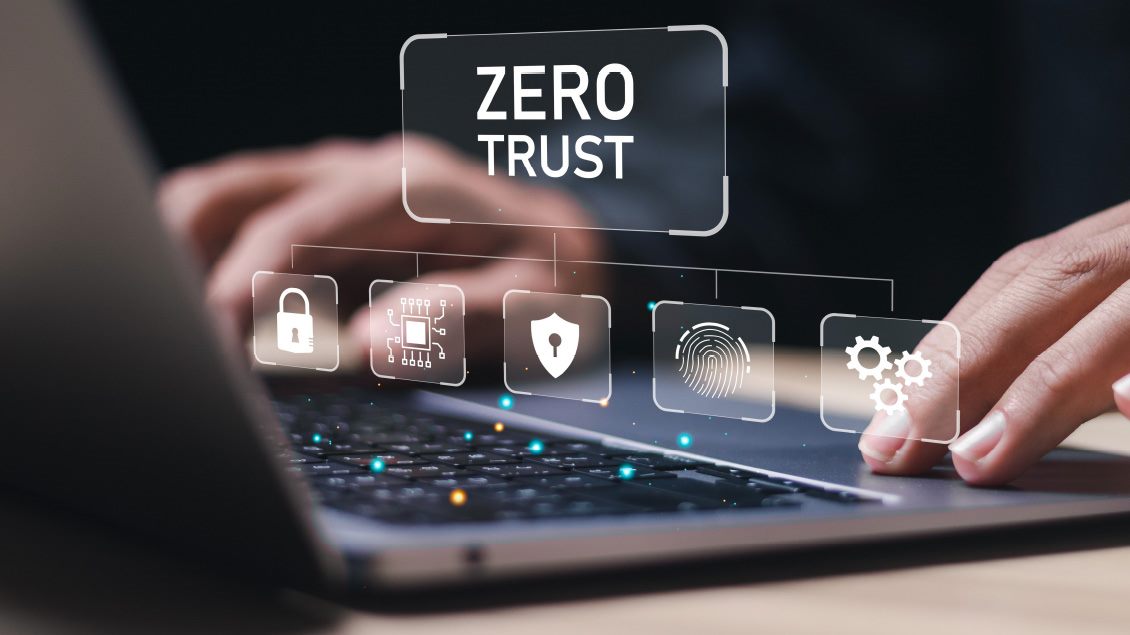 Zero Trust koncept sajber bezbednosti – laptop, digitalne ikone zaštite, otiska prsta i enkripcije.
