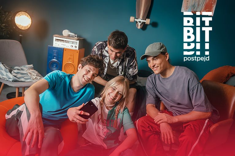 Slika prikazuje mlade korisnike koji koriste Bit tarifu – skroluju TikTok i Instagram, slušaju muziku preko Deezer-a i gledaju serije na iris GO.