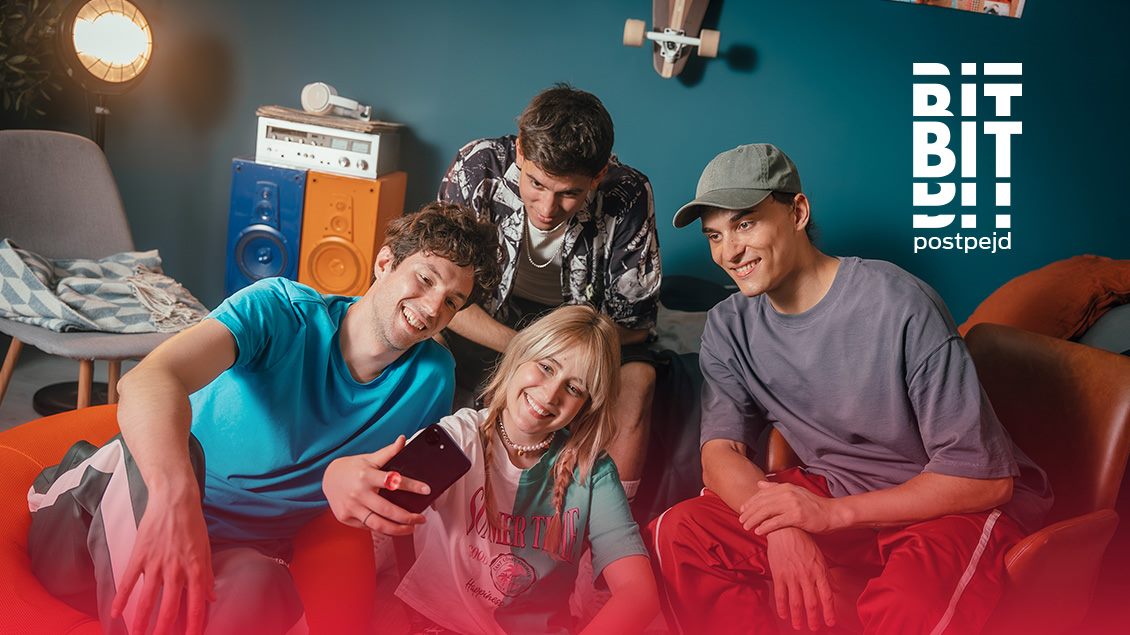 Slika prikazuje mlade korisnike koji koriste Bit tarifu – skroluju TikTok i Instagram, slušaju muziku preko Deezer-a i gledaju serije na iris GO.
