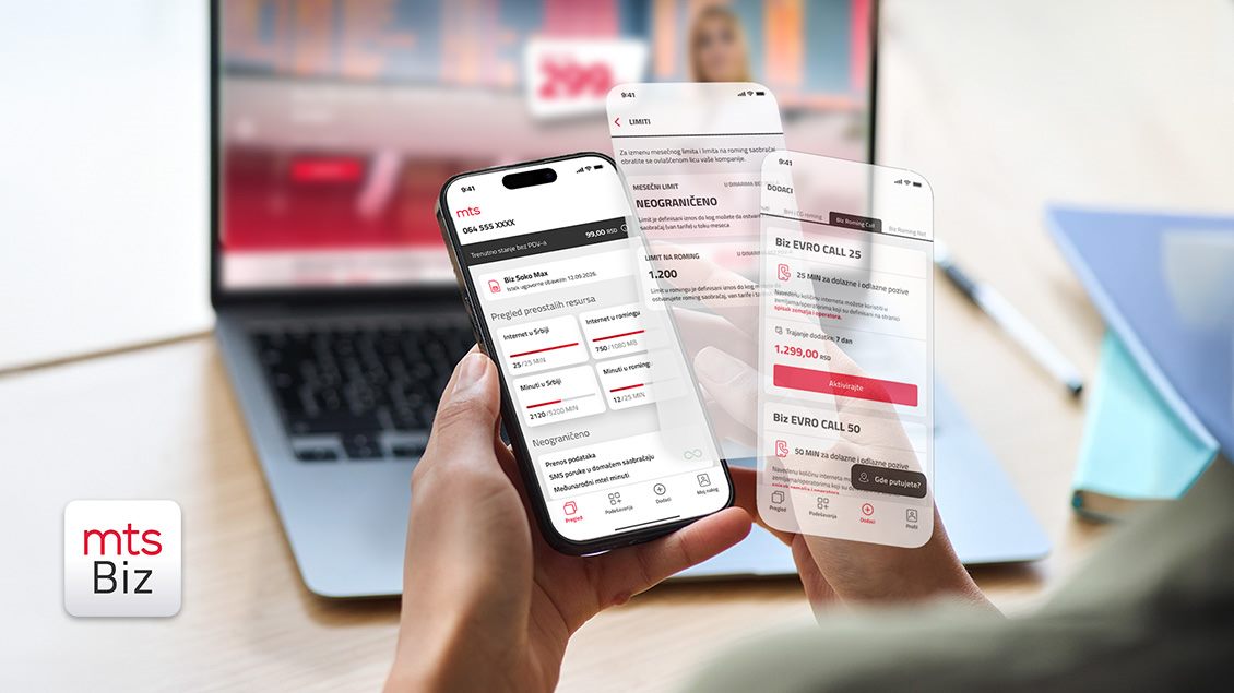 Slika otvorene mts Biznis aplikacije na telefonu, u rukama, koja prikazuje pregled potrošnje, tarifne dodatke i upravljanje uslugama, a u pozadini je laptop sa zamućenom slikom na ekranu.