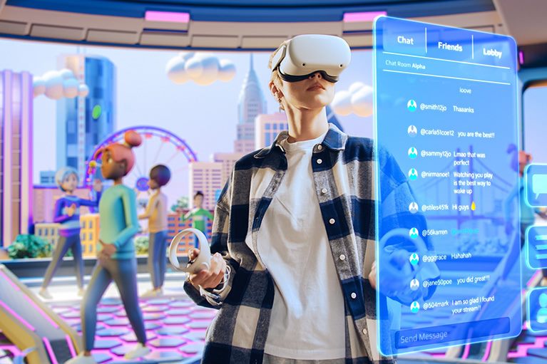 Osoba sa VR naočarama i futurističkim kontrolerom u ruci, u futurističkom okruženju, gleda u virtuelni interfejs za čet.