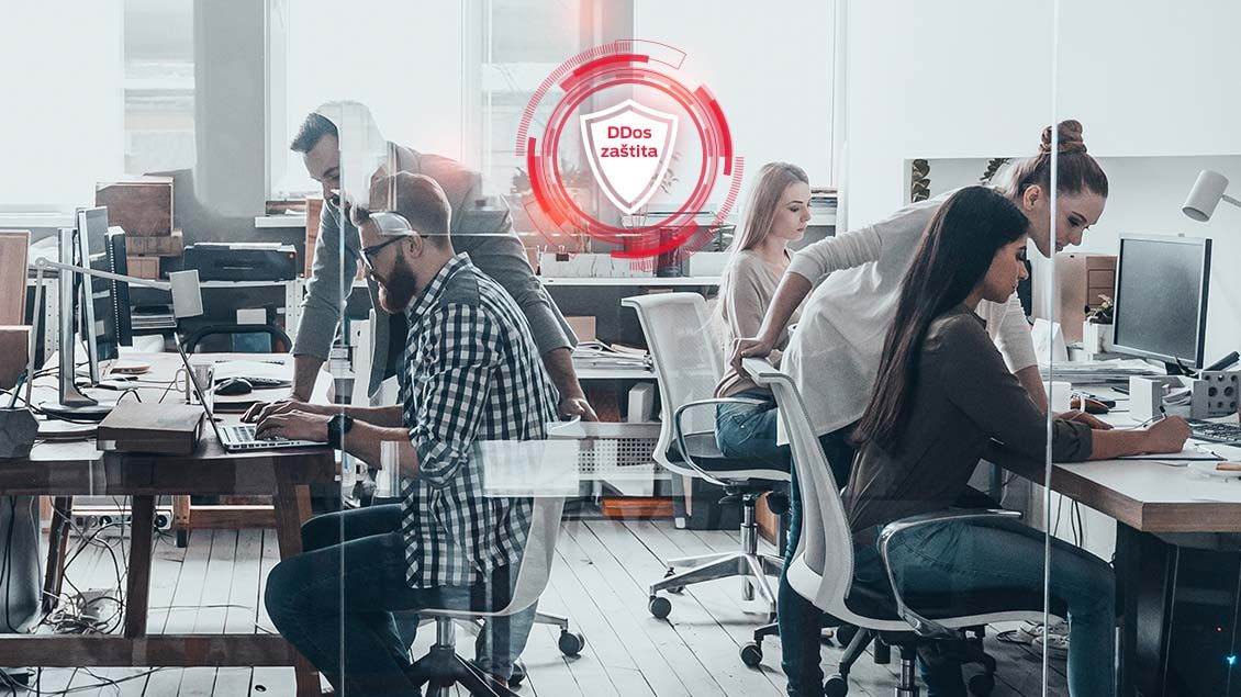 Tim u kancelariji uz simbol DDoS zaštite.