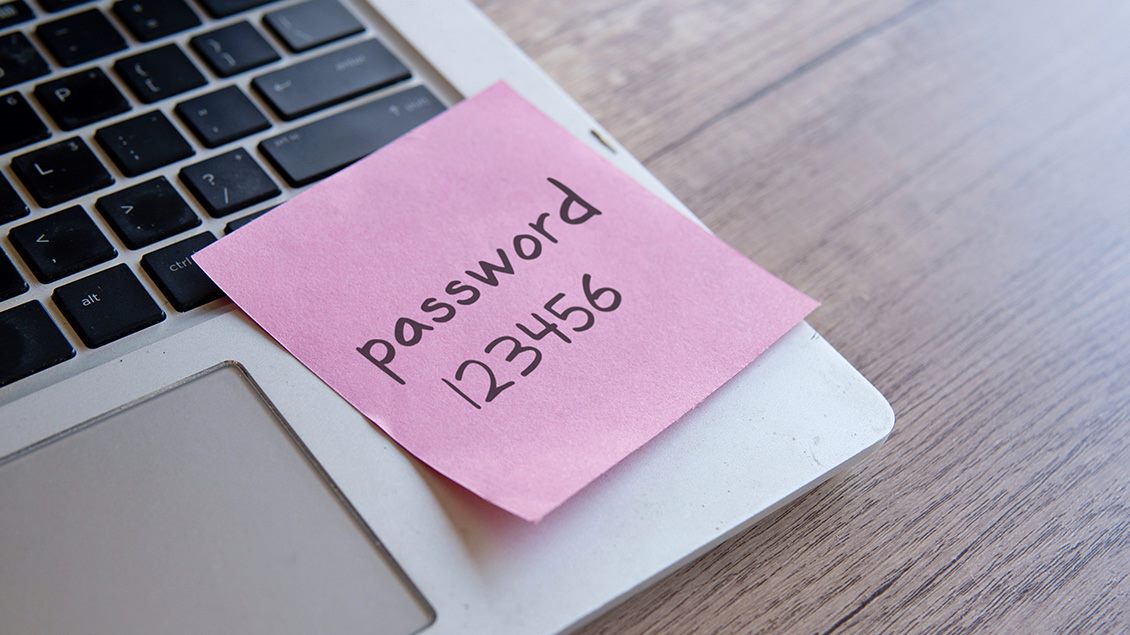 Papirić sa lozinkom 123456 zalepljen na laptop – primer nesigurne lozinke