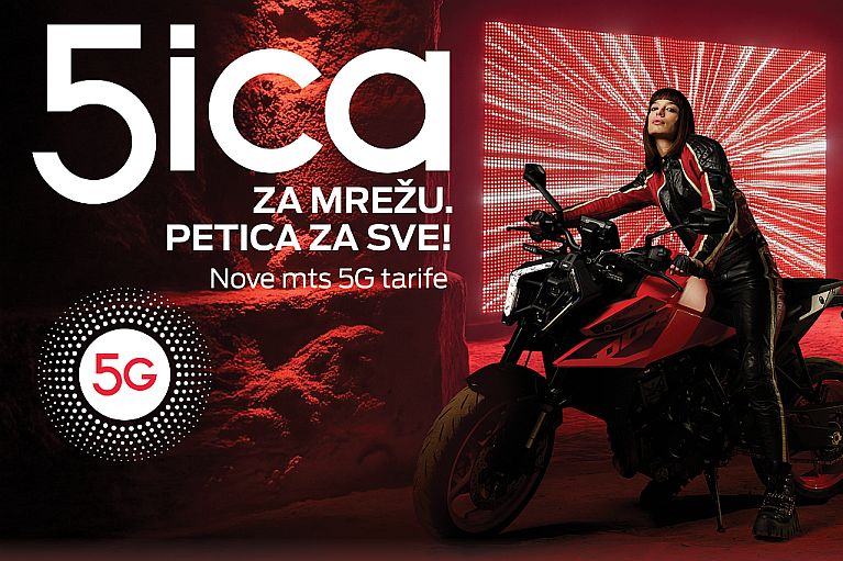 5G-mts, 2025. devojka sedi na motoru, brzina 5G mreže.