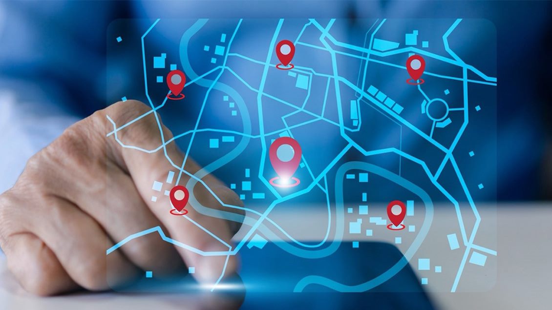 Ilustracija praćenja podataka o vozilima u realnom vremenu u gradskom okruženju - uz prikaz na mobilnoj aplikaciji