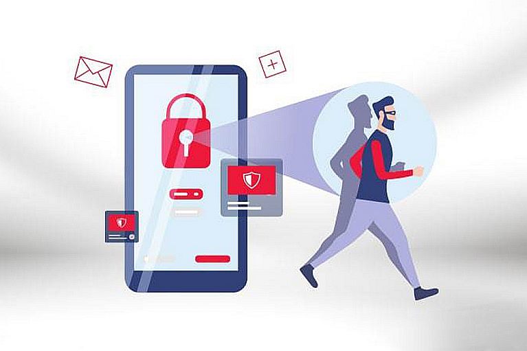 Čovek sa bradom hoda i razmišlja o sigurnom netu