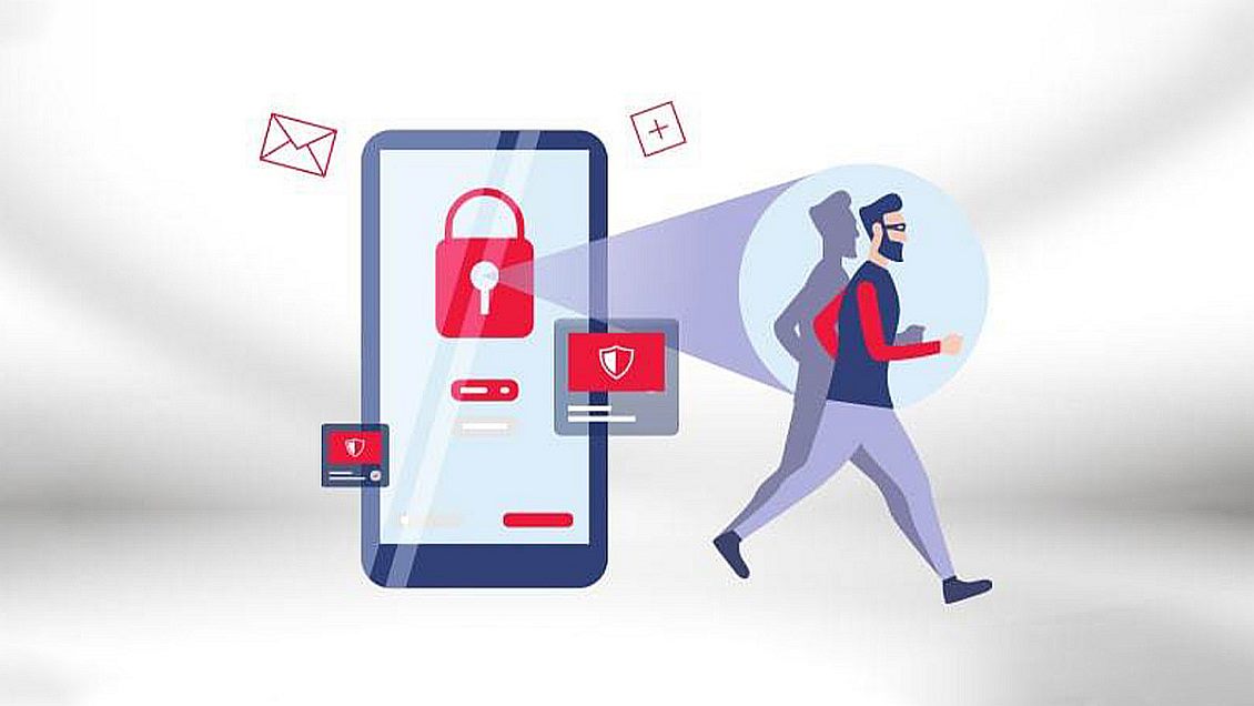 Muškarac sa bradom hoda i razmišlja o sigurnom netu.