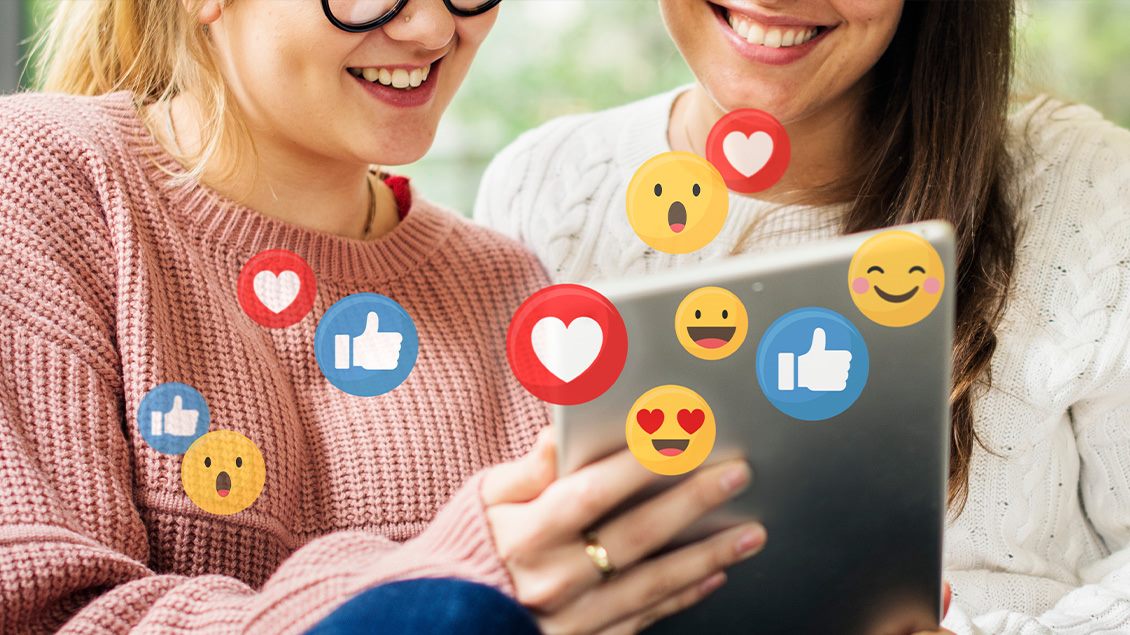 devojke komentarišu društvene mreže