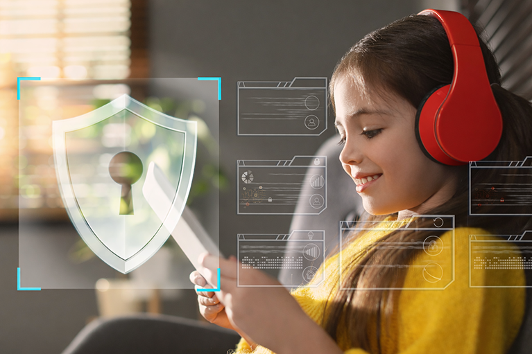 Devojčica koristi tablet uz prikaz digitalne zaštite i privatnosti na internetu