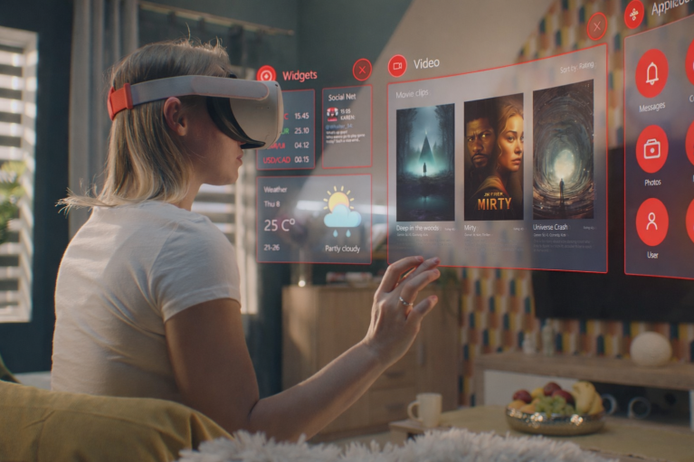 Osoba koristi VR naočare i pametni TV interfejs