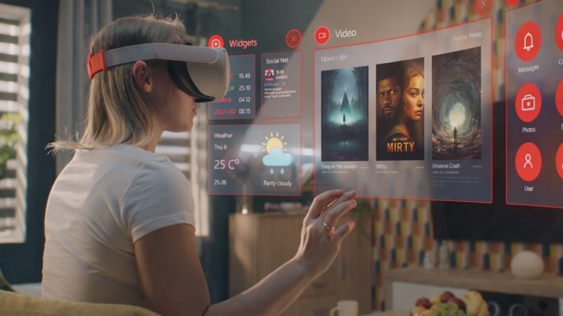 Osoba koristi VR naočare i pametni TV interfejs