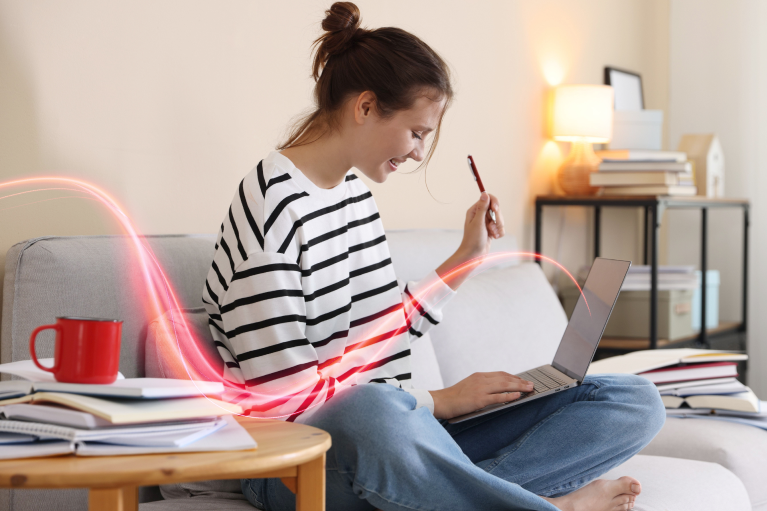 Osoba koristi laptop kod kuće uz prikaz stabilne internet veze dok radi od kuće.