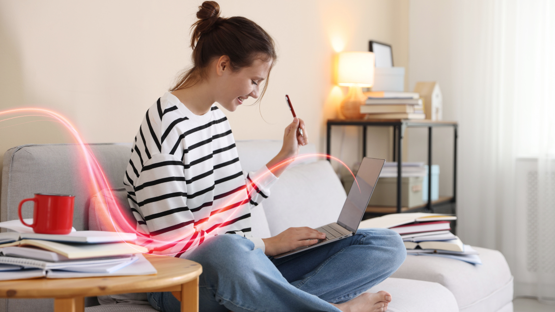 Osoba koristi laptop kod kuće uz prikaz stabilne internet veze dok radi od kuće.