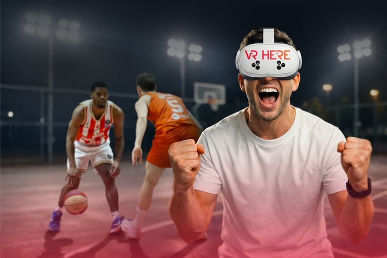 Korisnik sa VR HERE naočarima prati košarkašku utakmicu u virtuelnoj realnosti.