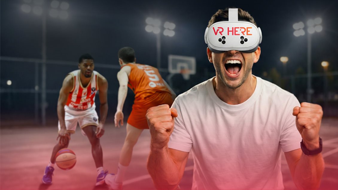 Korisnik sa VR HERE naočarima prati košarkašku utakmicu u virtuelnoj realnosti.