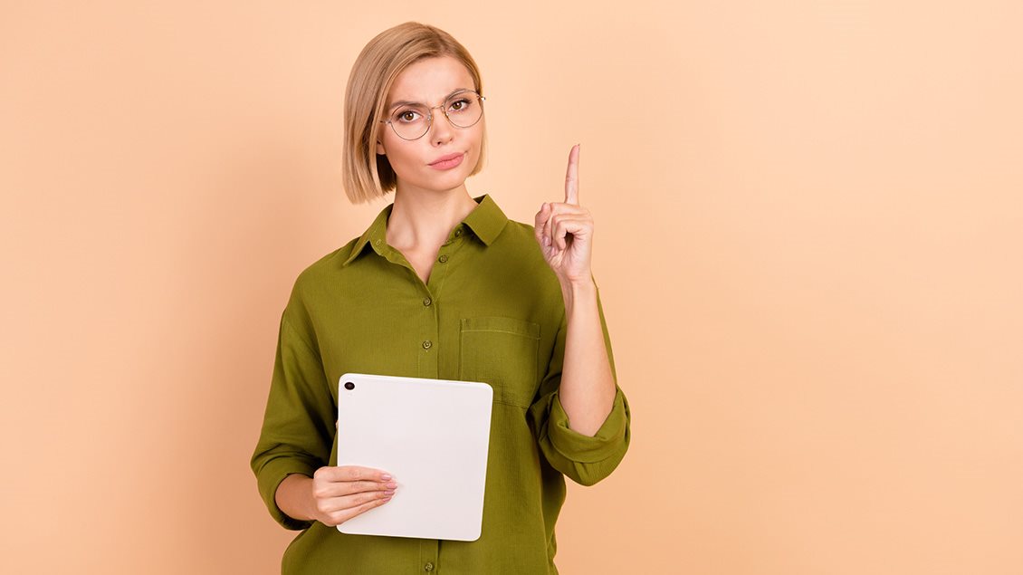 Neopravdani-izostanak-blog-devojka-sa-tabletom-u-ruci.