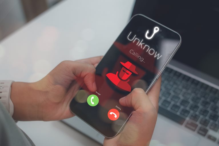 Nepoznat poziv na mobilnom telefonu koji ilustruje sajber napad i fišing telefonsku prevaru.