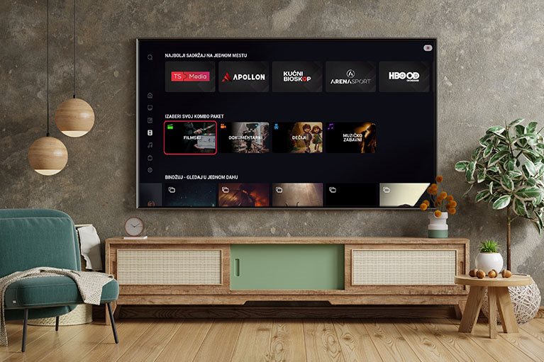 Pametni televizor u dnevnoj sobi sa TV programom i digitalnim kanalima