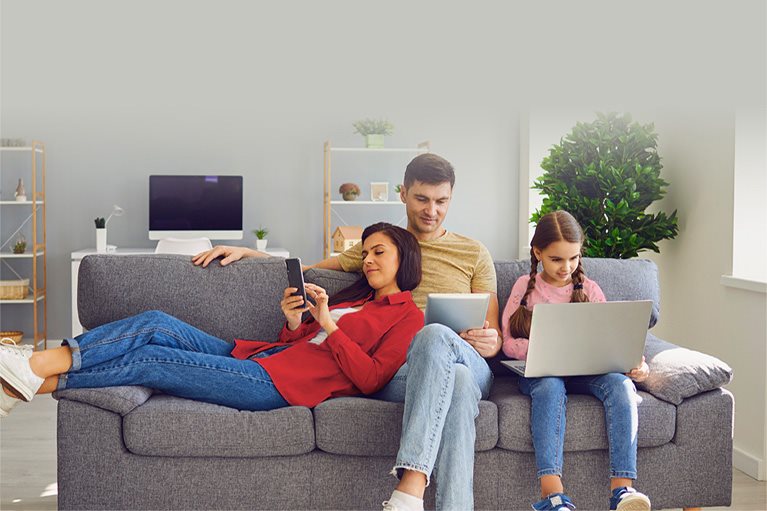 porodica koristi više uređaja na kućnoj mreži optičkog ili kablovskog interneta