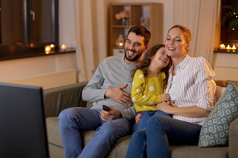 Porodica u dijaspori gleda domaći TV program na srpskom jeziku.