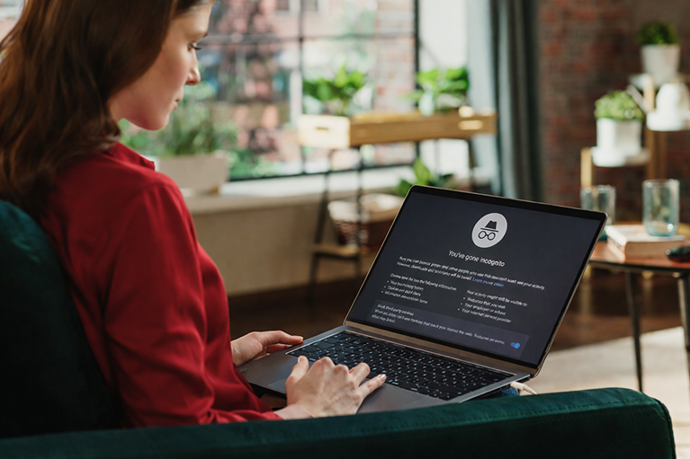 Žena koristi laptop u incognito režimu kod kuće.