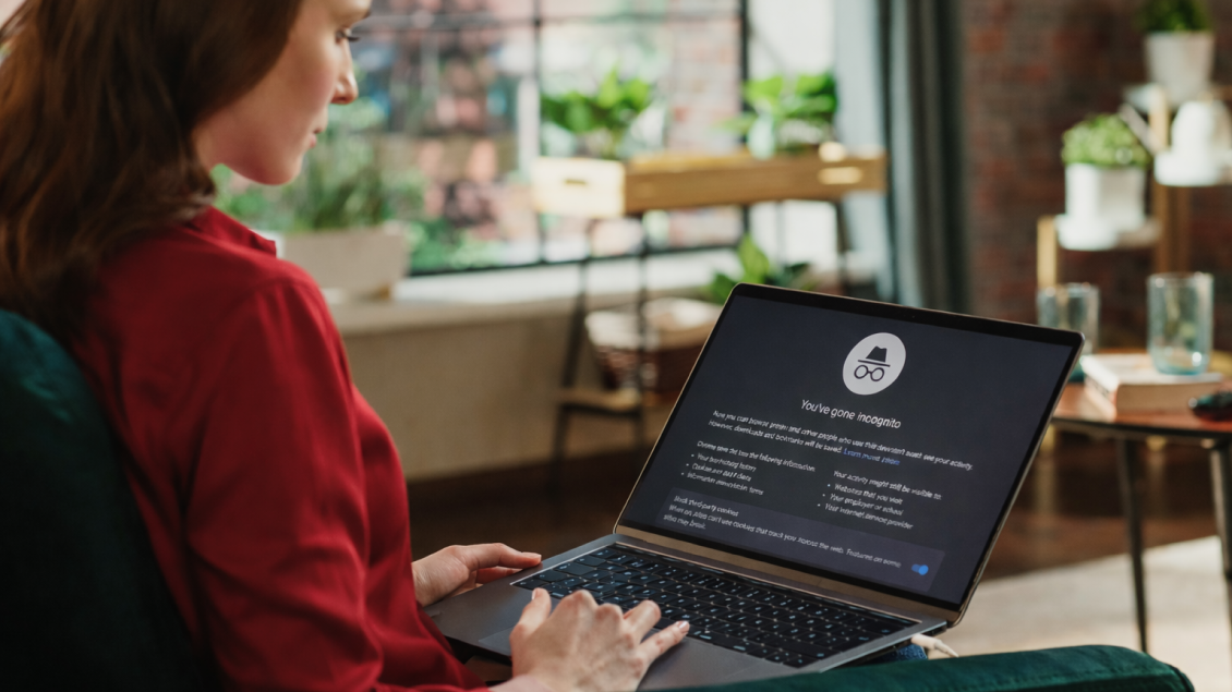 Žena koristi laptop u incognito režimu kod kuće.