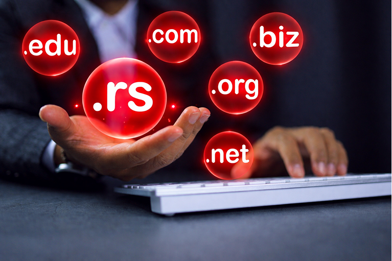 internet domeni .rs .com .org .net prikaz na računaru i tastaturi