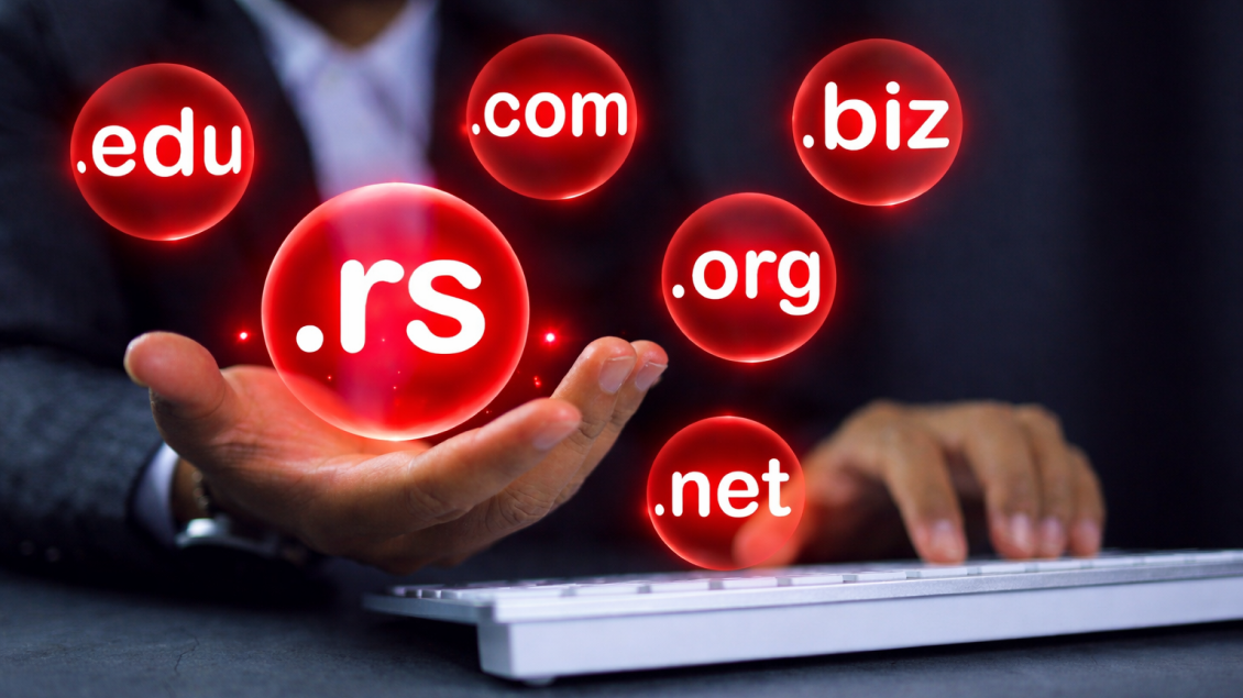 internet domeni .rs .com .org .net prikaz na računaru i tastaturi