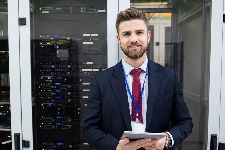 Telehousing u mts data centru – serveri u kontrolisanom okruženju i IT stručnjak u server sali