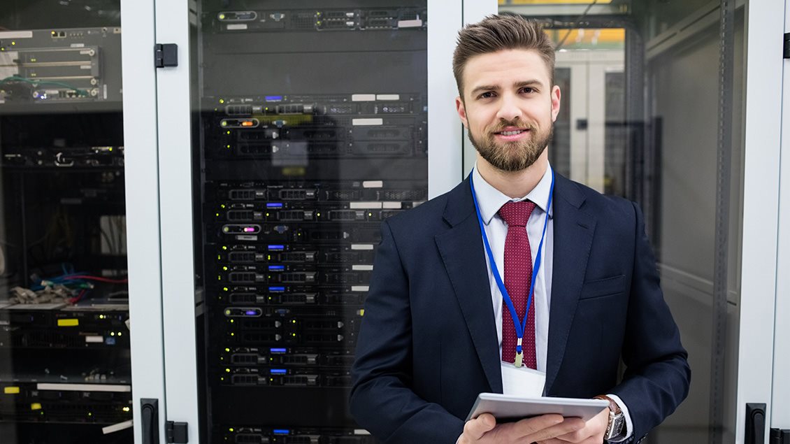 Telehousing u mts data centru – serveri u kontrolisanom okruženju i IT stručnjak u server sali