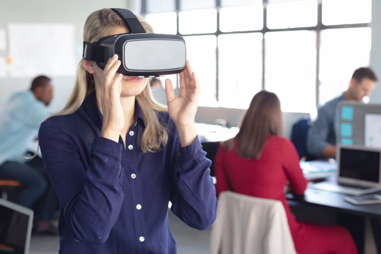 Osoba koristi VR headset u radnom okruženju gde se korisiti i AR.