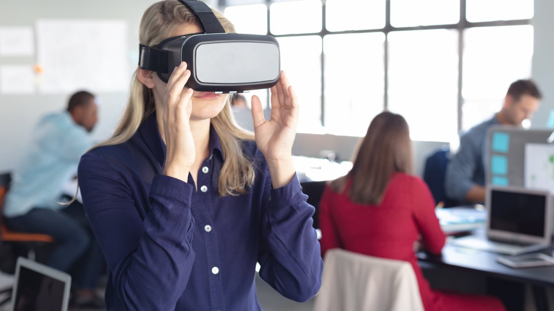 Osoba koristi VR headset u radnom okruženju gde se korisiti i AR.