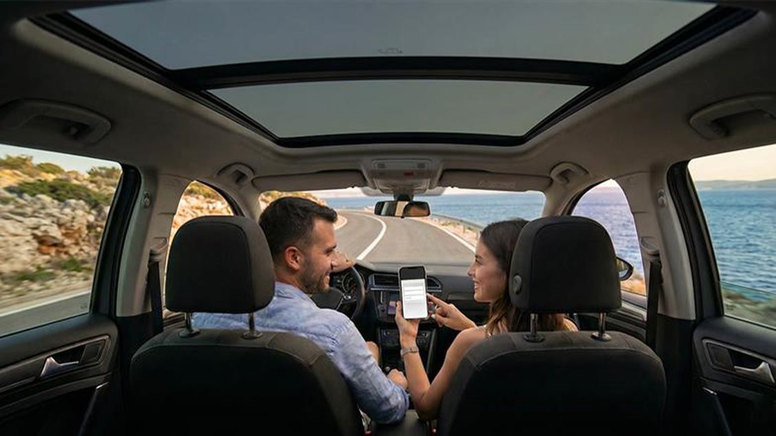 Par koristi mobilni internet tokom putovanja automobilom pored mora u inostranstvu