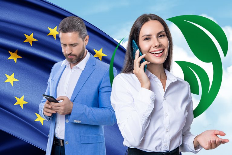 Muškarac i žena koriste mobilne telefone ispred zastave EU i simbola održivosti koji predstavlja nova pravila za mobilne telefone