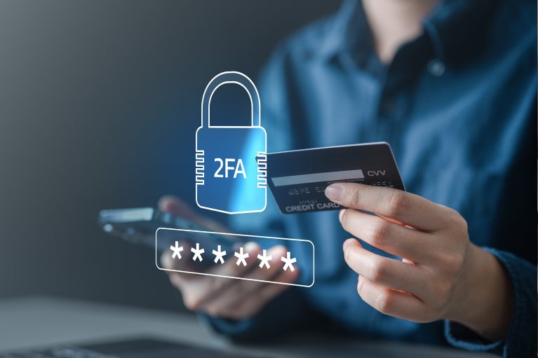 Dvostepena autentifikacija (2FA) kao dodatna zaštita online naloga i bankarskih podataka prilikom prijavljivanja na internet servise.