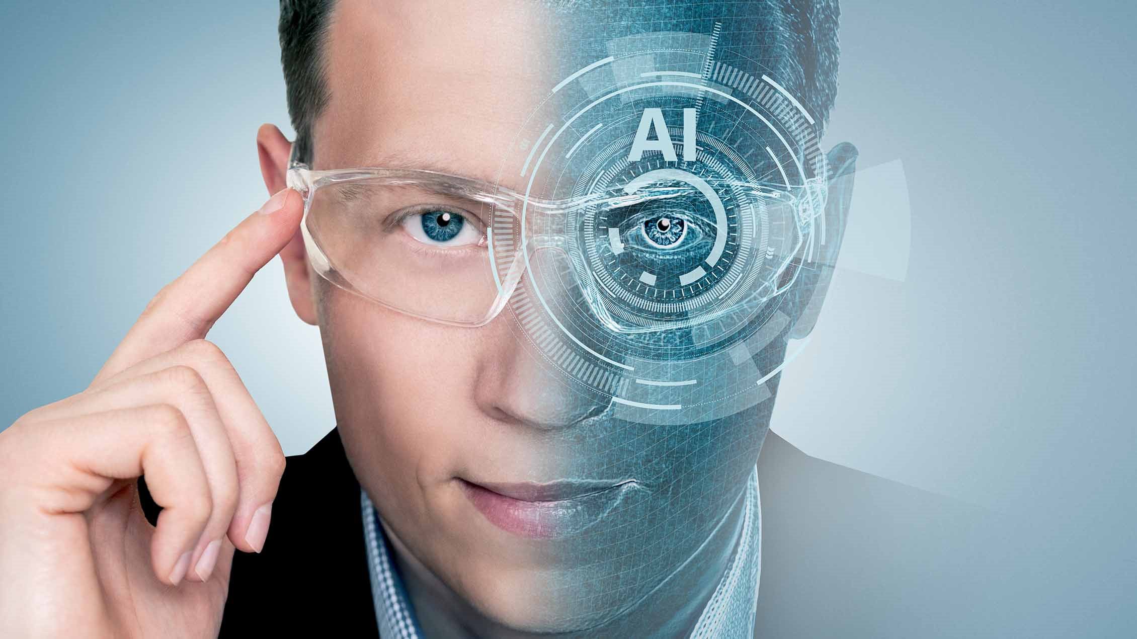 Osoba nosi pametne naočare koje prikazuju digitalne informacije ispred očiju